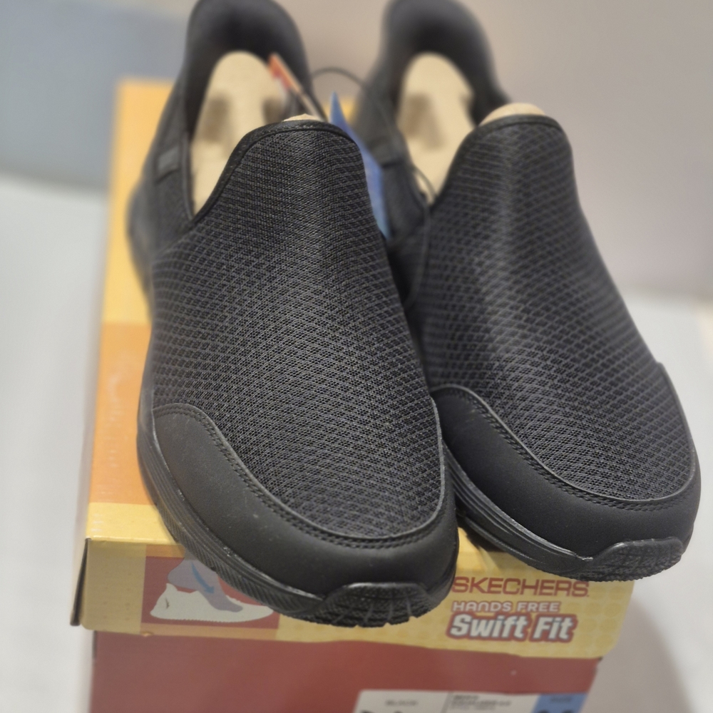 Skechers Men’s Black Slip-On Athletic Sneakers New In Box Size 9.5 No Hands.